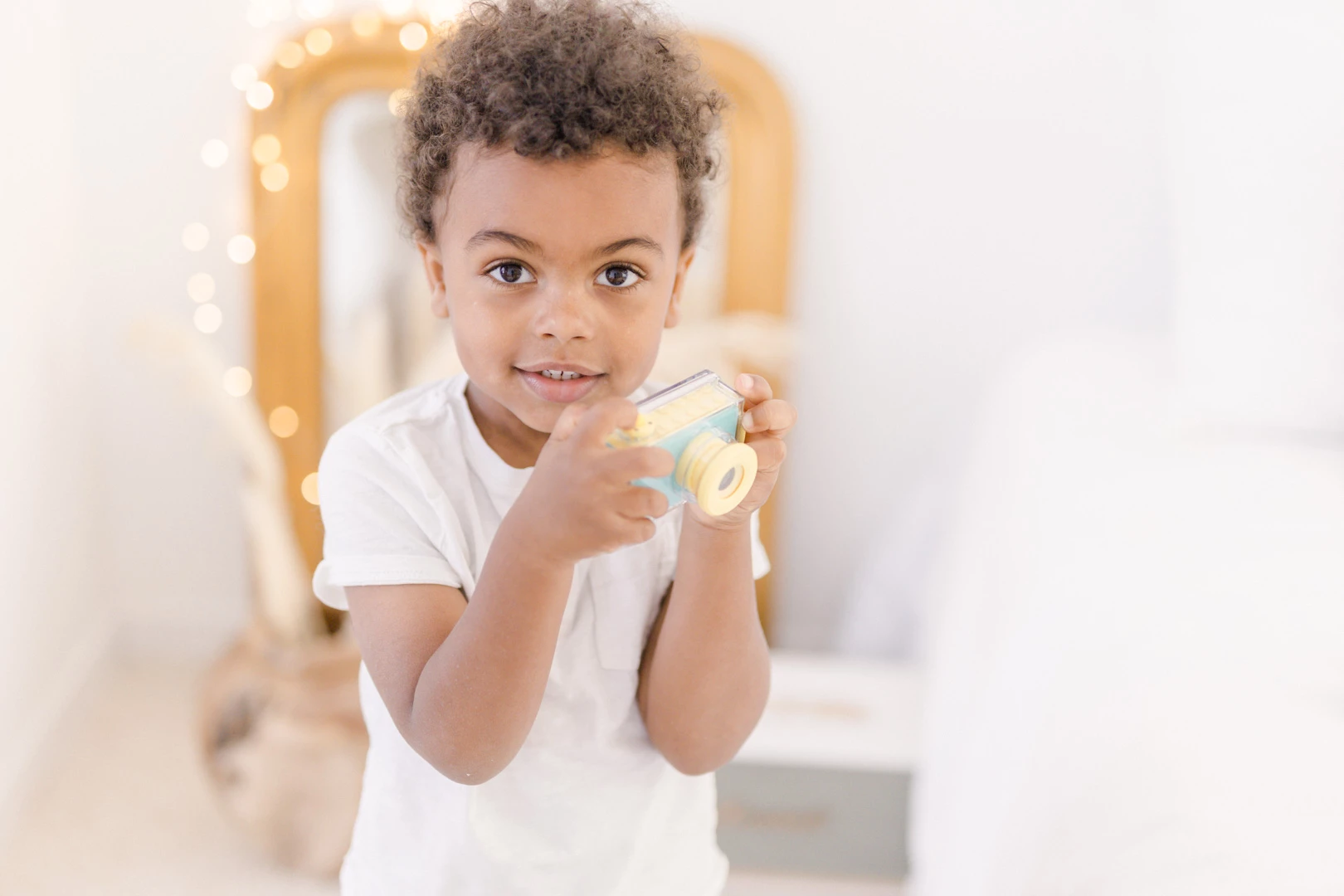 enfant bonheur beige gris